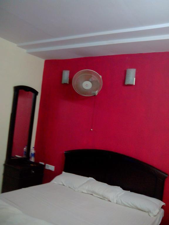 Hotel Rest Inn Lakhnau Szoba fotó