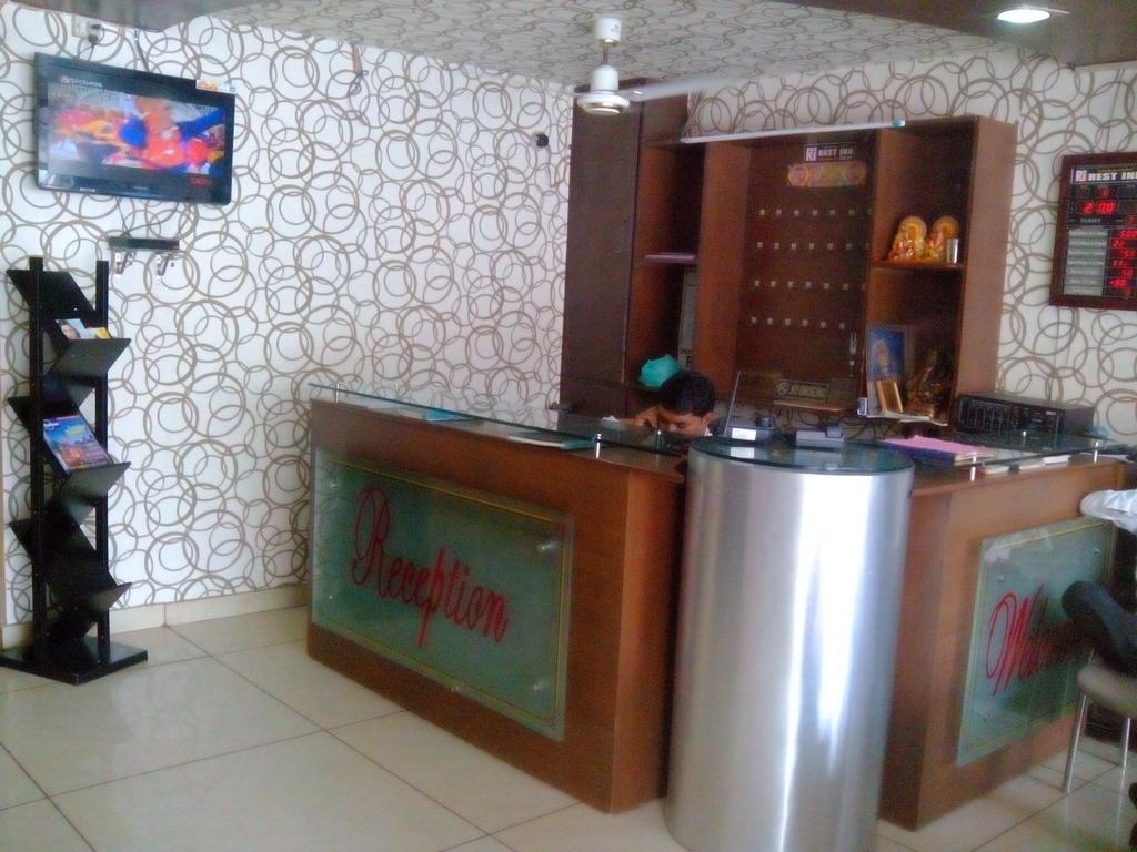Hotel Rest Inn Lakhnau Kültér fotó