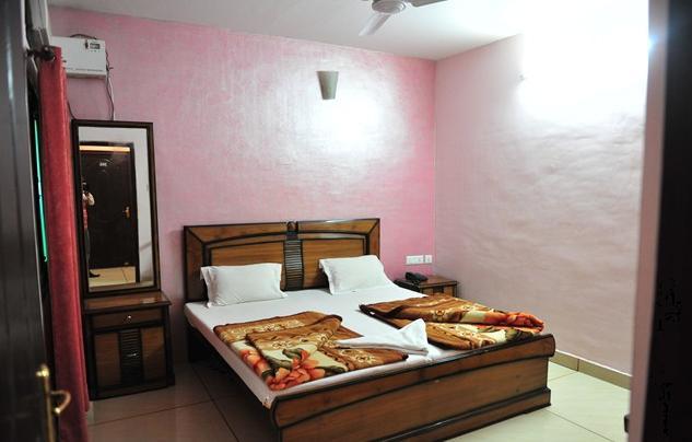Hotel Rest Inn Lakhnau Szoba fotó